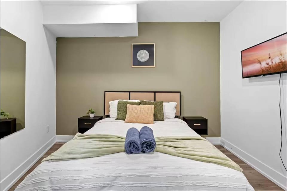 Cozy APT Mini Golf, Basement, Sleeps 8! Apartment in Philadelphia