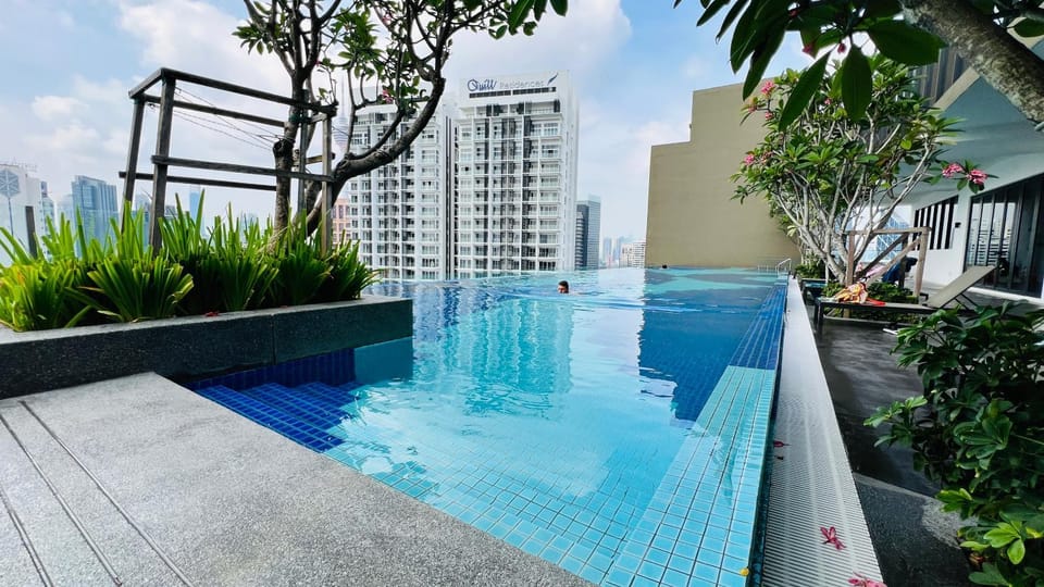 Property building, Day, Pool view, Swimming pool, sunbed