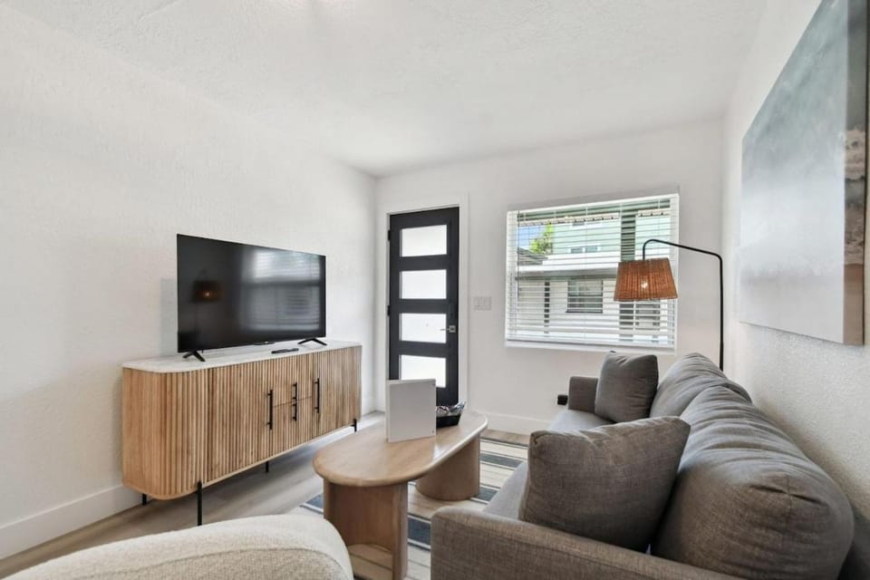 New Treasure Island Gem - Unit 3 Apartment in Madeira Beach