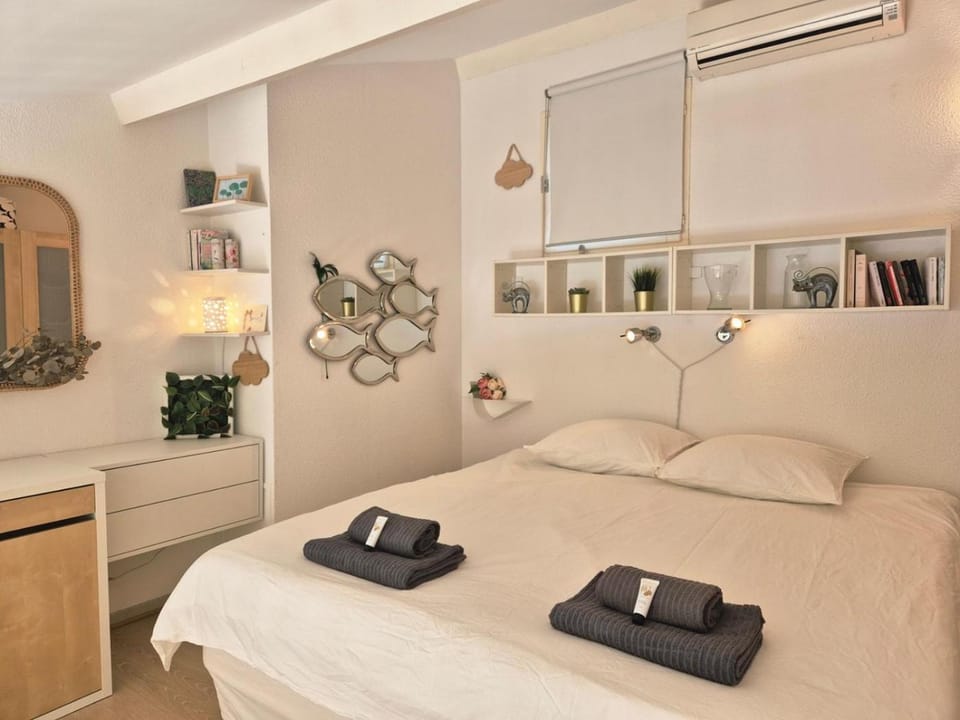 Photo of the whole room, Seating area, Bedroom