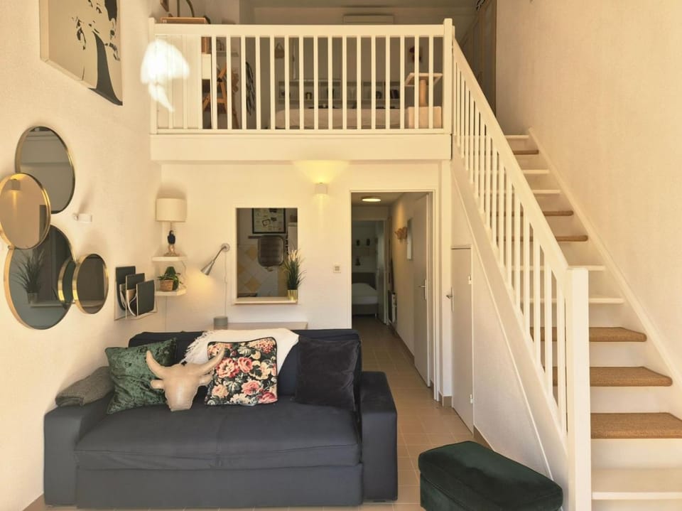Living room, Photo of the whole room