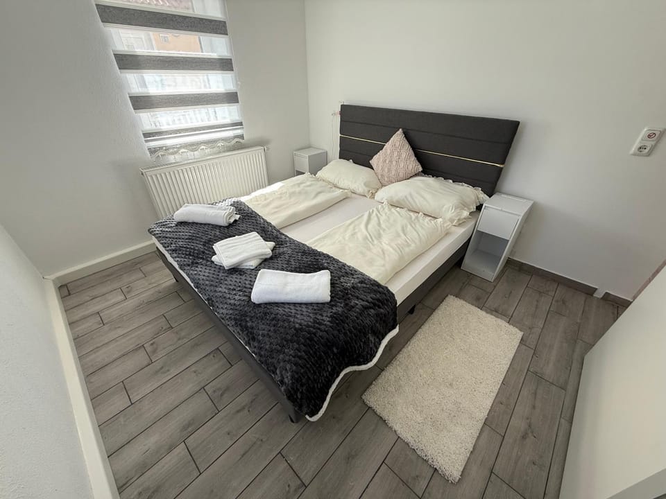 Bed, Photo of the whole room, Bedroom, towels