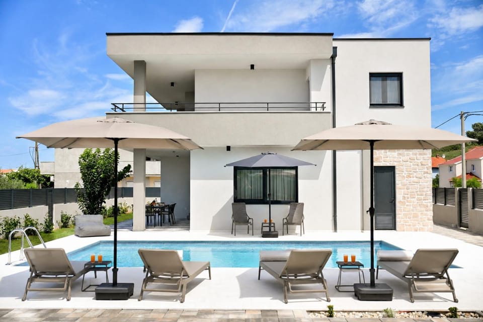 Property building, Balcony/Terrace, Seating area, Pool view, Swimming pool, sunbed