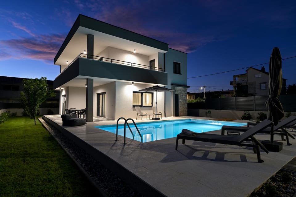 Night, Pool view, Swimming pool, sunbed