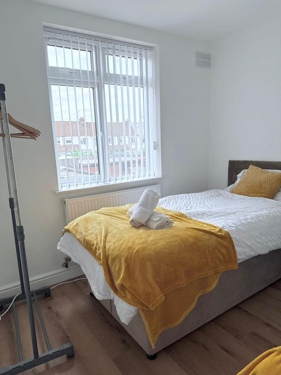 CosyHome in West Midlands Sleeps 9 Driveway Free Parking Garden PrimeLocation Apartment in Coventry