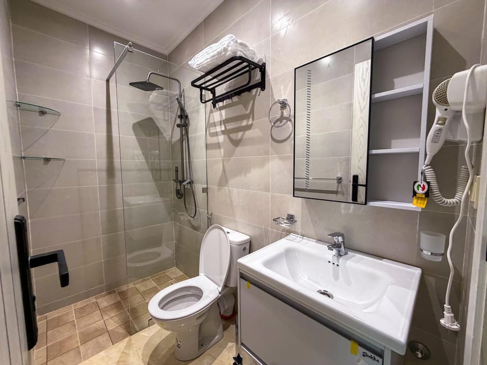 TV and multimedia, Kitchen or kitchenette, Living room, Seating area, Dining area