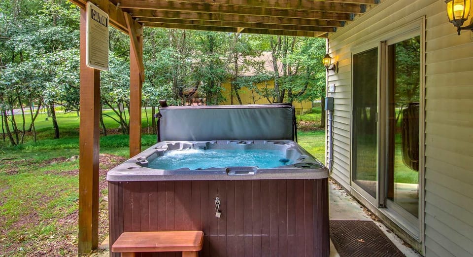 5BR Chalet - Hot Tub Game Room & Lake Access Chalet in Hickory Run State Park