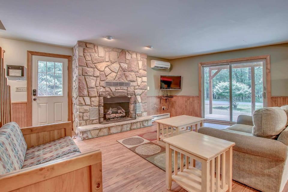 5BR Chalet - Hot Tub Game Room & Lake Access Chalet in Hickory Run State Park