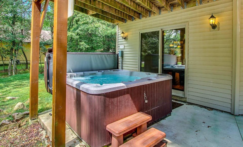 5BR Chalet - Hot Tub Game Room & Lake Access Chalet in Hickory Run State Park