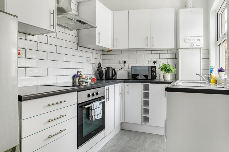 Coffee/tea facilities, Kitchen or kitchenette, oven, stove, toaster