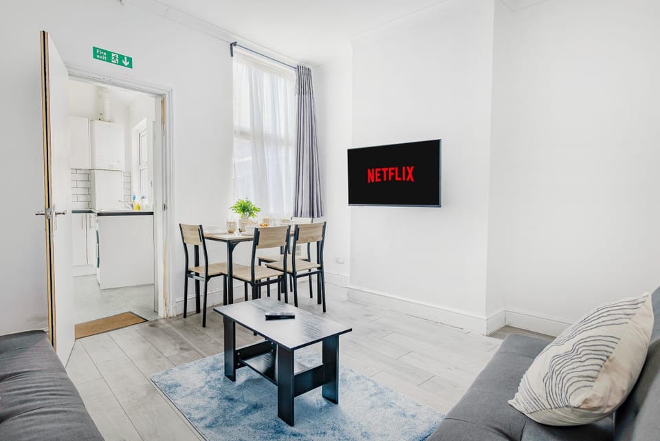 TV and multimedia, Kitchen or kitchenette, Living room, Seating area, Dining area
