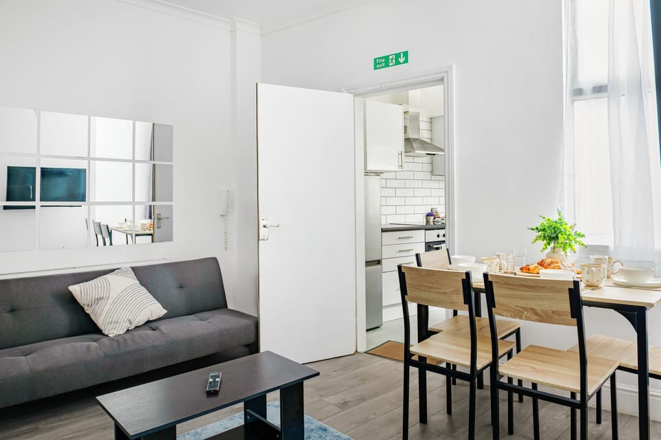 Kitchen or kitchenette, Living room, Food and drinks, Seating area, Dining area, Food, oven, stove