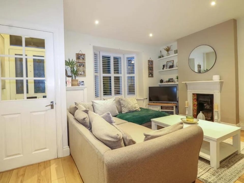 Gordon Avenue - Stunning 3 bed semi-detached Victorian House House in Camberley
