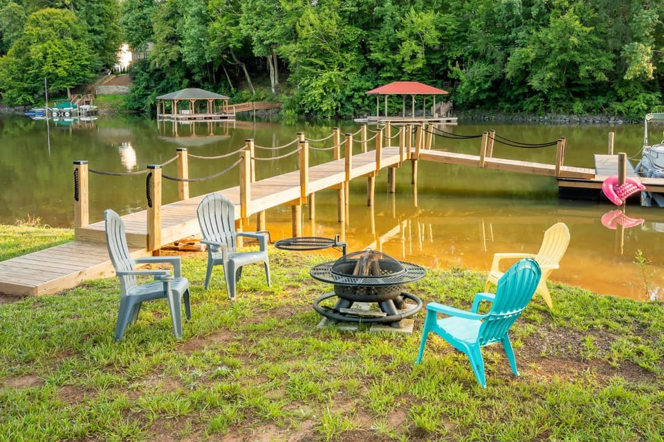 The Birdhouse -3BR Lake House with Dock Access and Fire Pit House in Mooresville