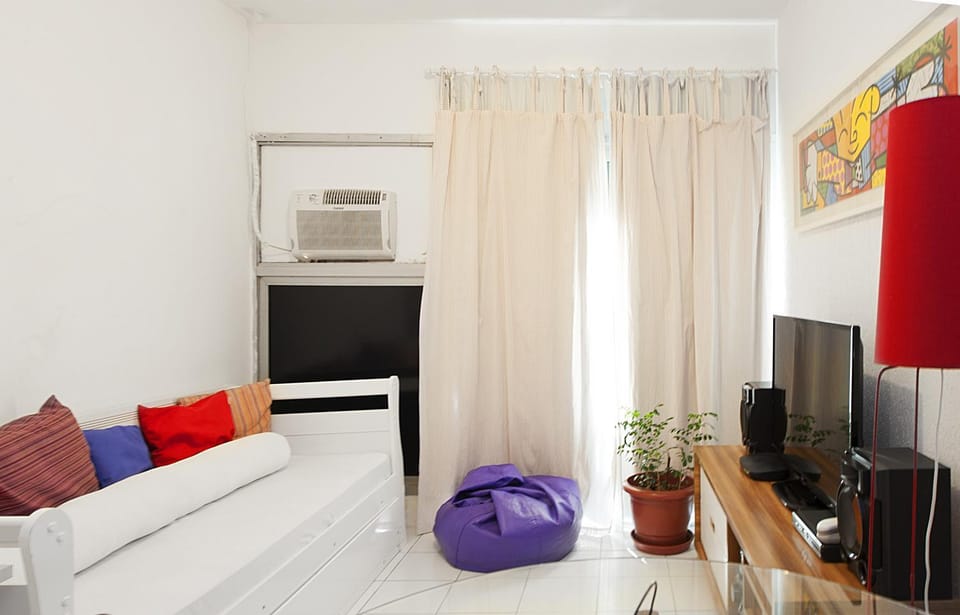 Restaurant/places to eat, Balcony/Terrace, Living room, Seating area, Area and facilities