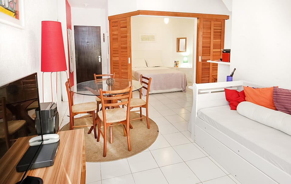 TV and multimedia, Coffee/tea facilities, Living room, Seating area, Bedroom