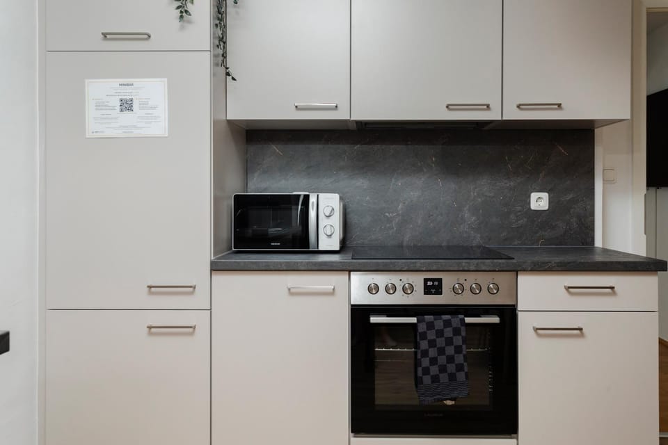 Coffee/tea facilities, Kitchen or kitchenette, microwave, minibar, oven, stove, toaster