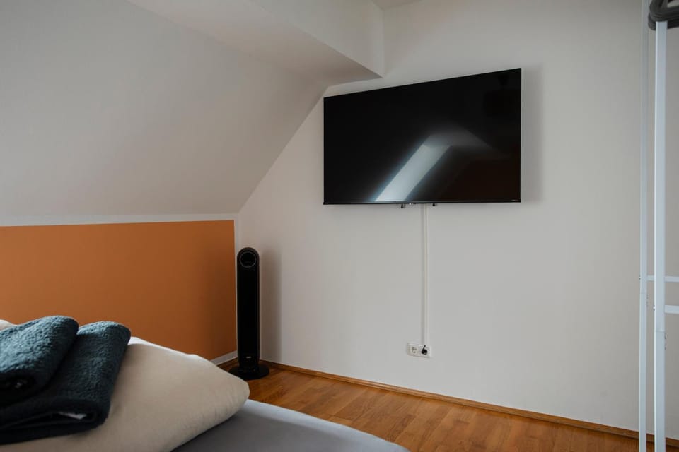 Bed, TV and multimedia, Photo of the whole room, Evening entertainment, Bedroom