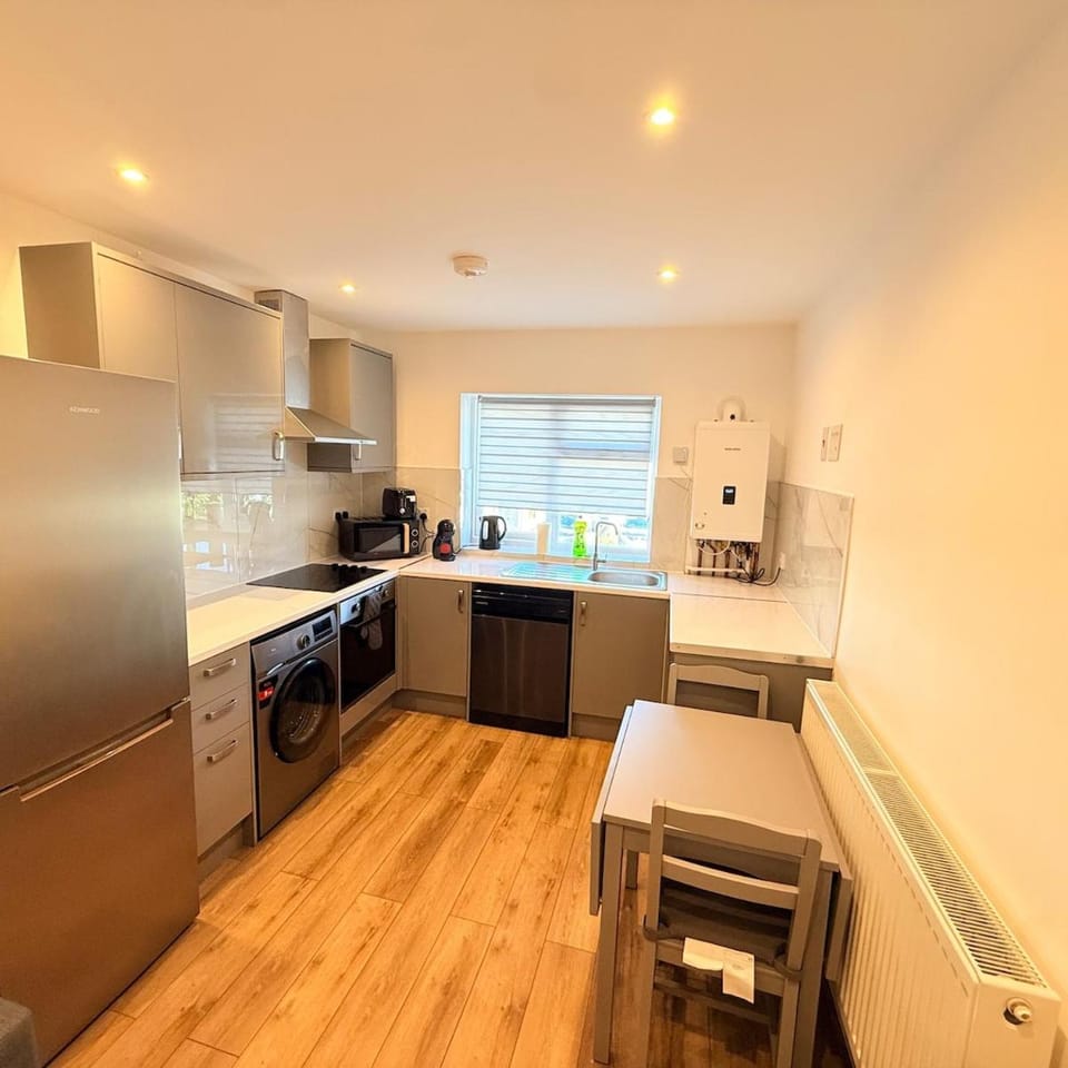 Luxury London Retreat, Sleeps 3, Free Parking Apartment in Southall