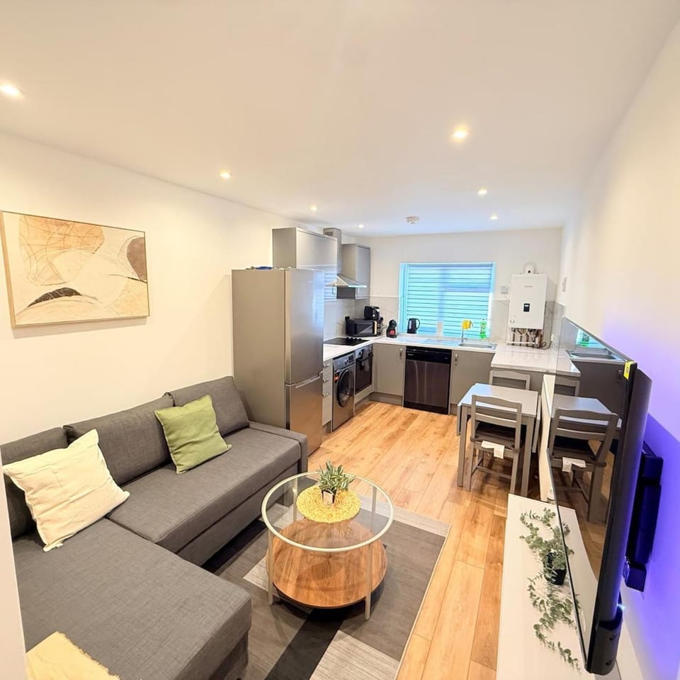 Luxury London Retreat, Sleeps 3, Free Parking Apartment in Southall