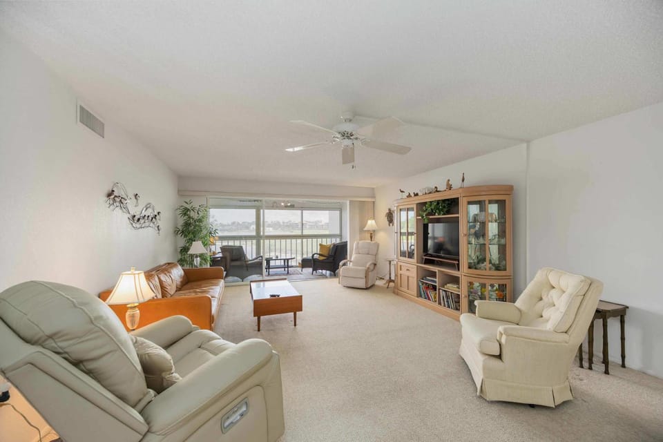 Luxurious 2-Bed 2-Bath Condo in the Halyard Club House in Burnt Store Marina