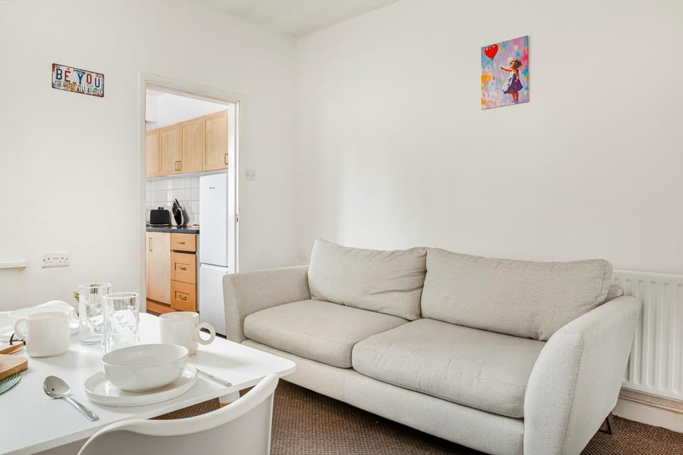 Kitchen or kitchenette, Living room, Food and drinks, Seating area, Dining area, Food