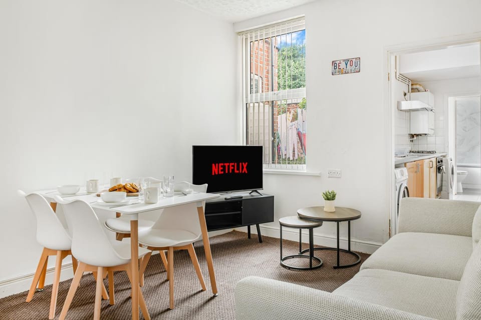 TV and multimedia, Kitchen or kitchenette, Living room, Seating area, Dining area