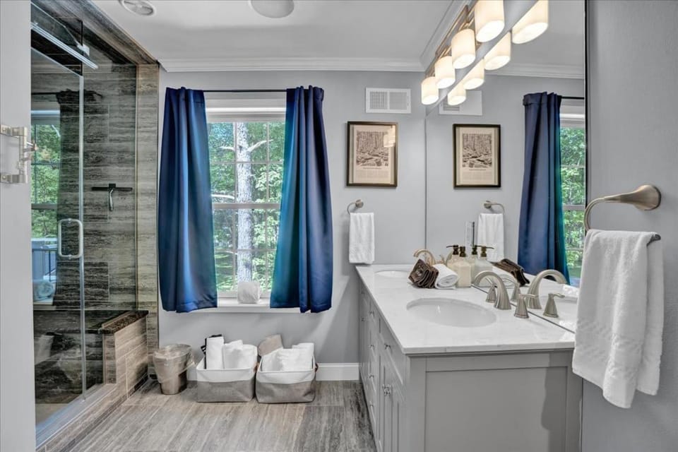 Happy House - Hot Tub Steam Shower & Game Room House in Pocono Mountains
