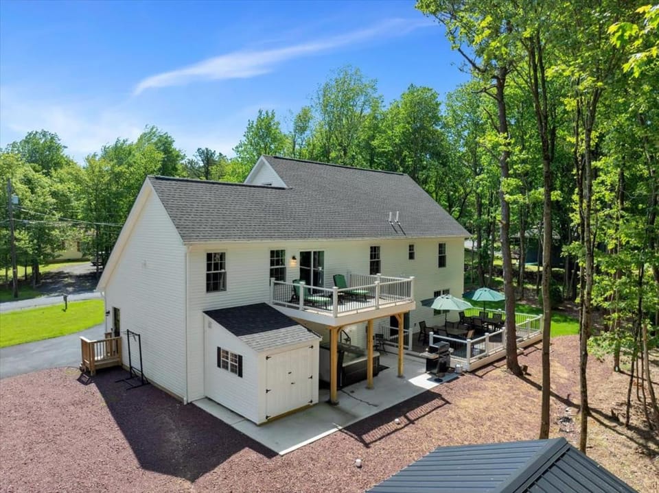 Happy House - Hot Tub Steam Shower & Game Room House in Pocono Mountains