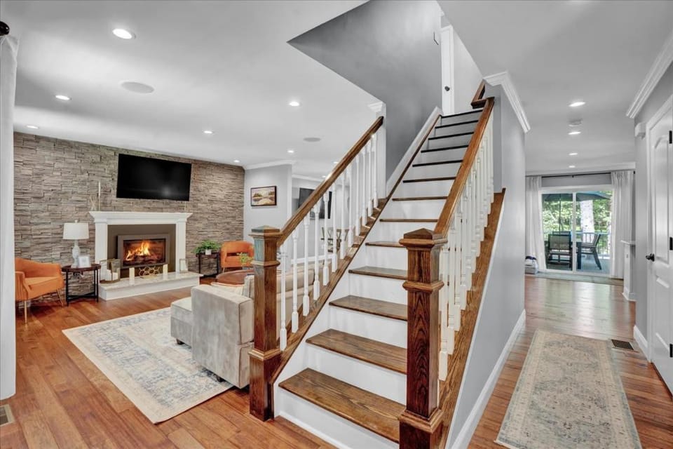 Happy House - Hot Tub Steam Shower & Game Room House in Pocono Mountains