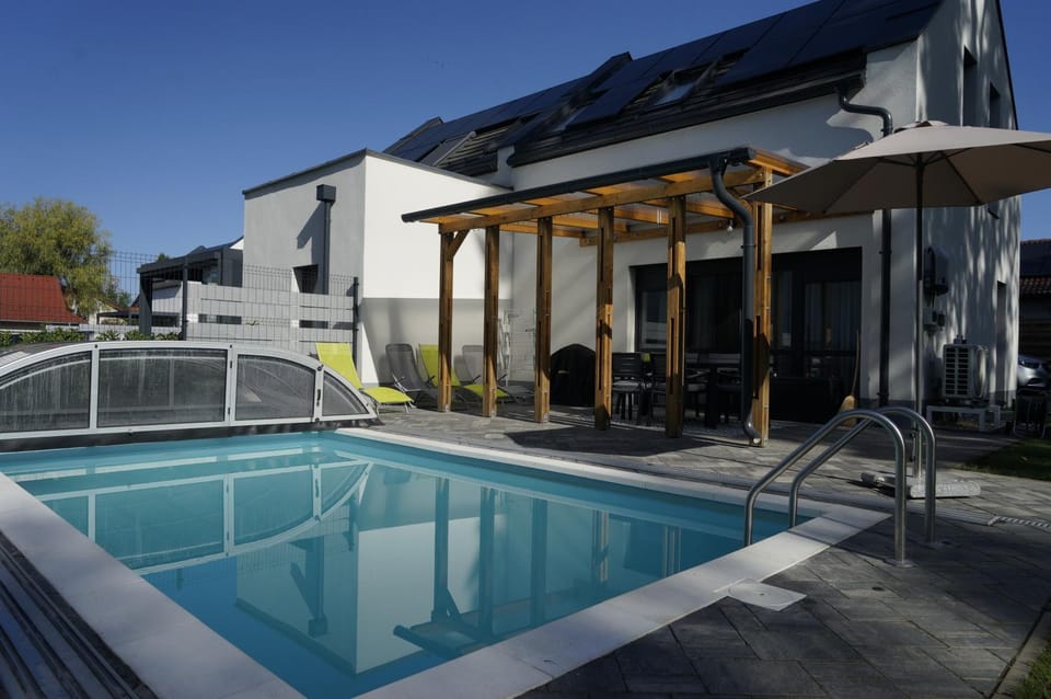 Property building, Garden, Balcony/Terrace, Swimming pool