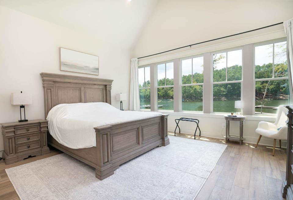 Lakefront Retreat Dock, Kayaks, Fire Pit, EV Charging House in Lake Martin