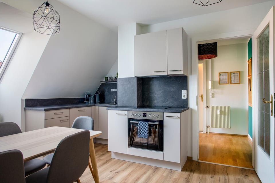 Kitchen or kitchenette, Living room, Seating area, Dining area, oven