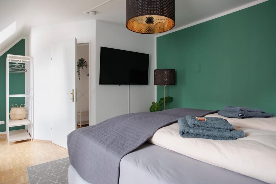 Bed, TV and multimedia, Photo of the whole room, Bedroom, towels