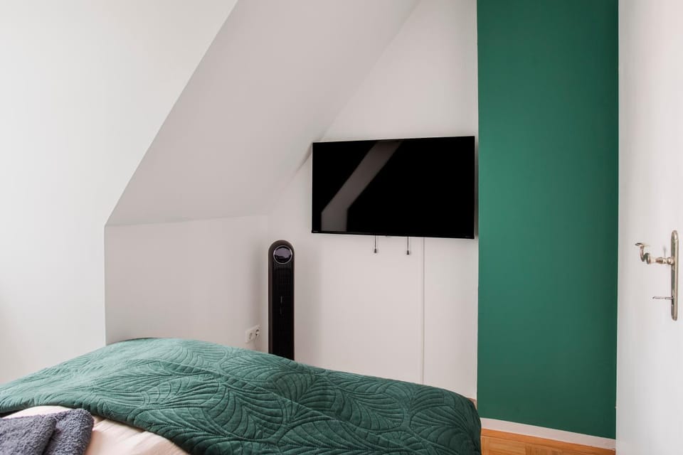 Bed, TV and multimedia, Photo of the whole room, Evening entertainment, Bedroom