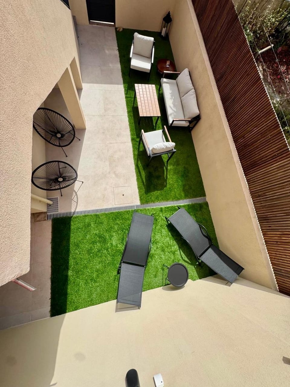 Patio, Day, Garden, Dining area, Garden view, sunbed