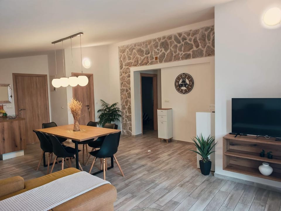 TV and multimedia, Living room, Dining area