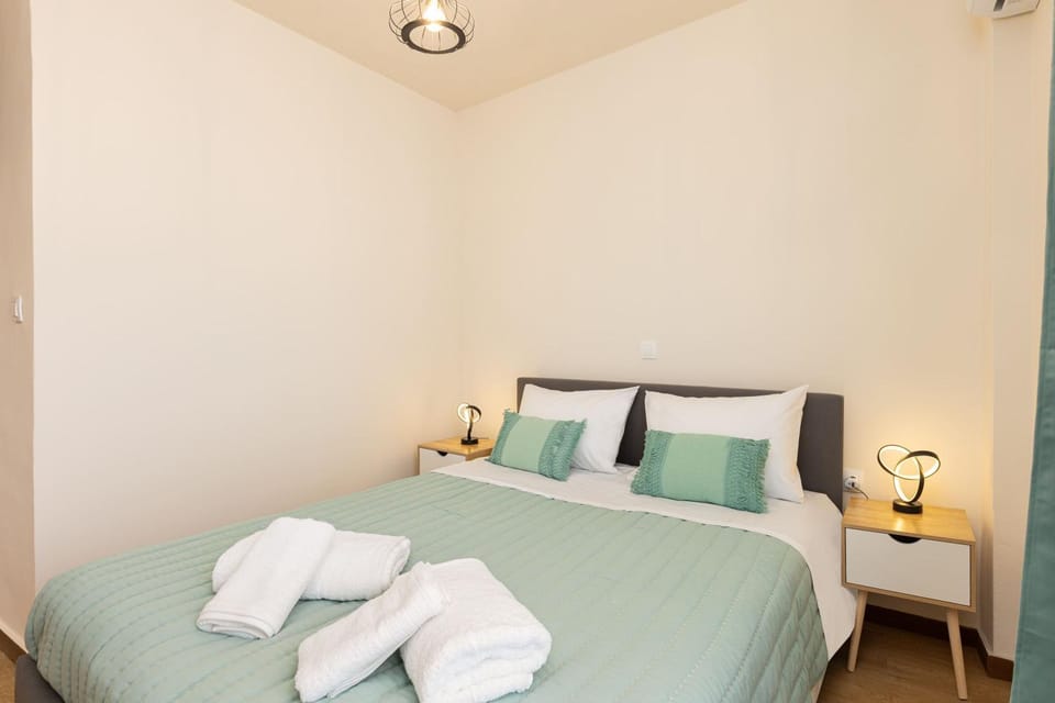 Bed, Bedroom, towels