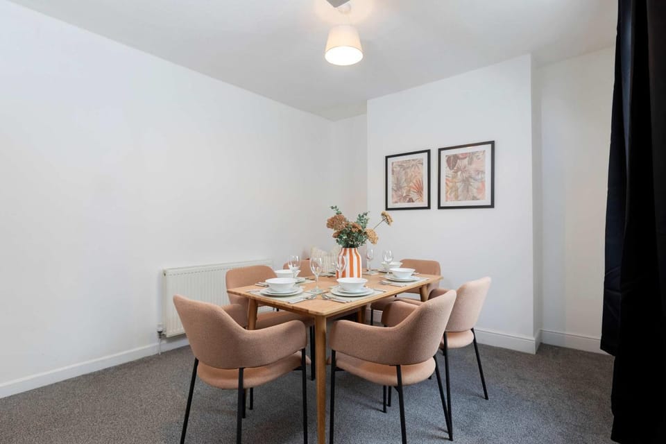 Stylish Hartlepool House Sleeps 8 Free Parking House in Hartlepool