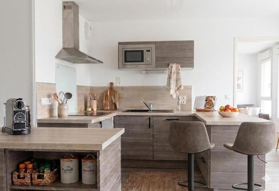 Kitchen or kitchenette, oven