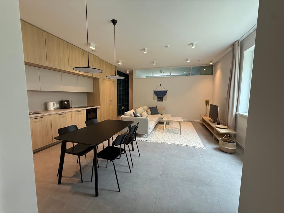 TV and multimedia, Kitchen or kitchenette, Living room, Seating area, Dining area, oven, stove