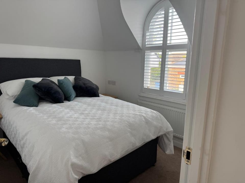 Detached, dog friendly, sleeps 4, near the station House in Dover District
