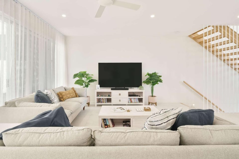 TV and multimedia, Living room, Seating area, Evening entertainment