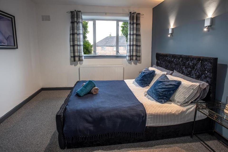 Stylish 3 bedroom Wigan House sleeps 7 House in Wigan