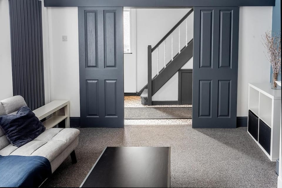 Stylish 3 bedroom Wigan House sleeps 7 House in Wigan