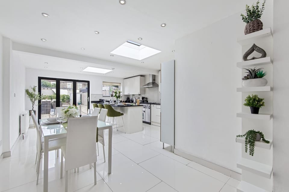 Kitchen or kitchenette, Dining area, dishwasher, minibar, oven, stove