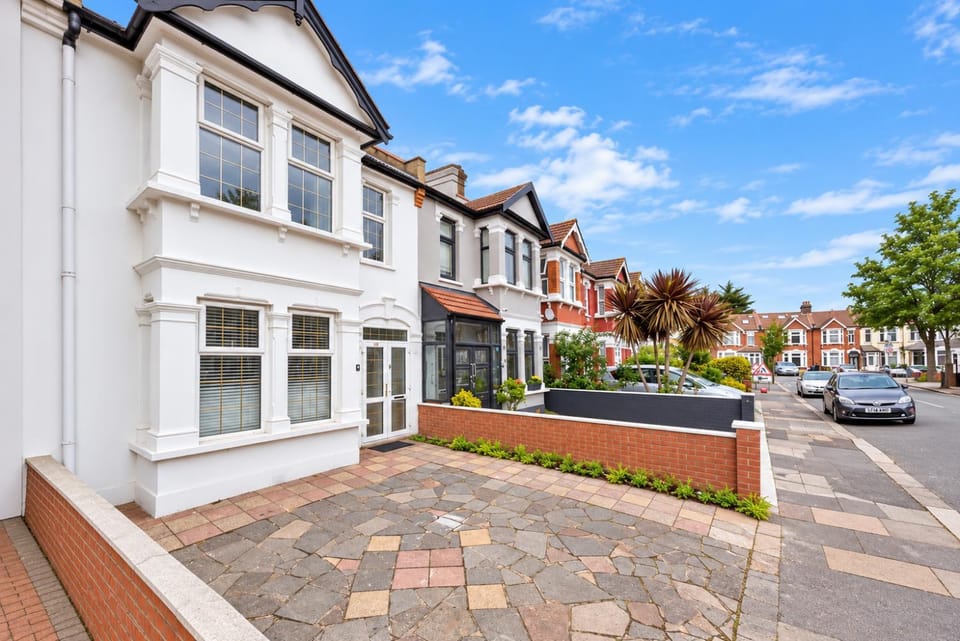 Property building, Day, Neighbourhood, Street view, Location, Parking