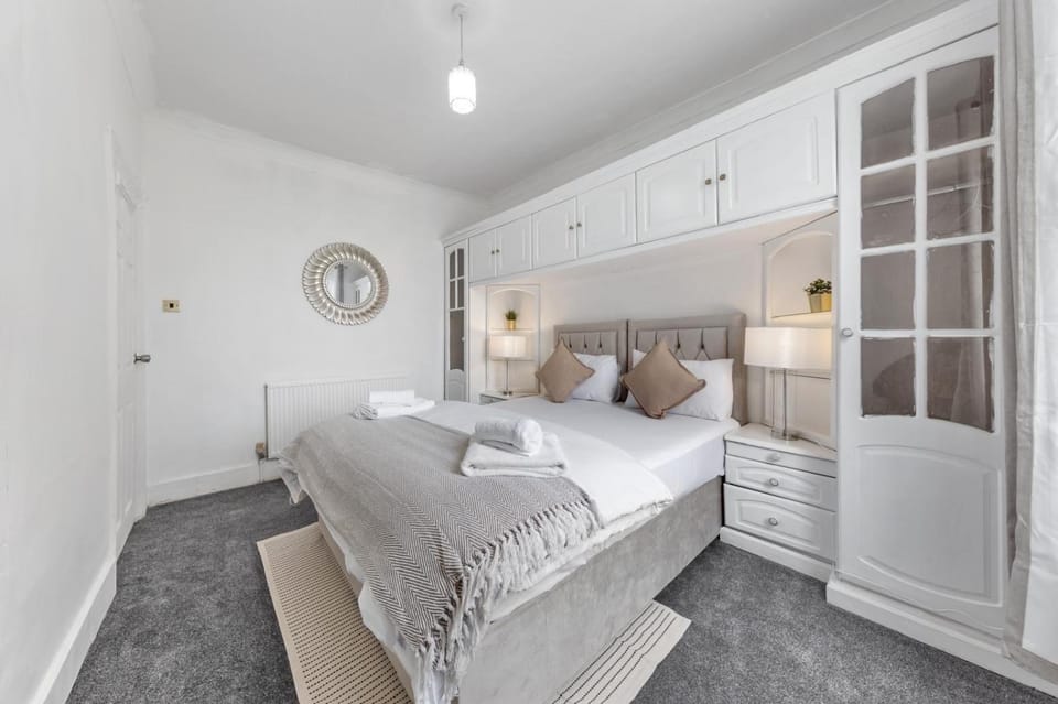 Bed, Photo of the whole room, Bedroom, towels, wardrobe