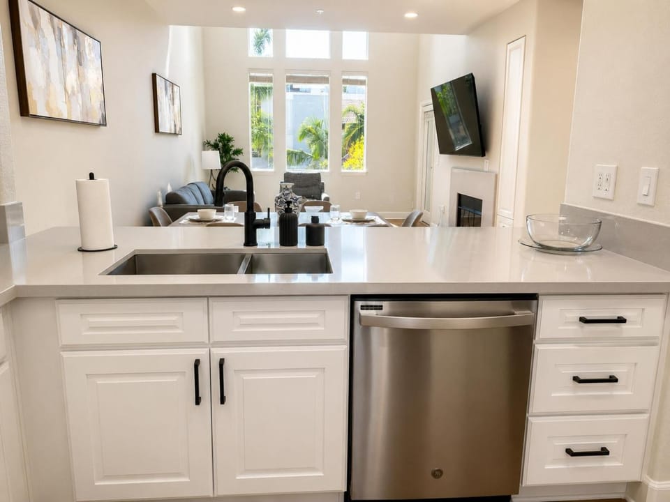 Premium West Hollywood Penthouse Retreat Apartment in San Fernando Valley