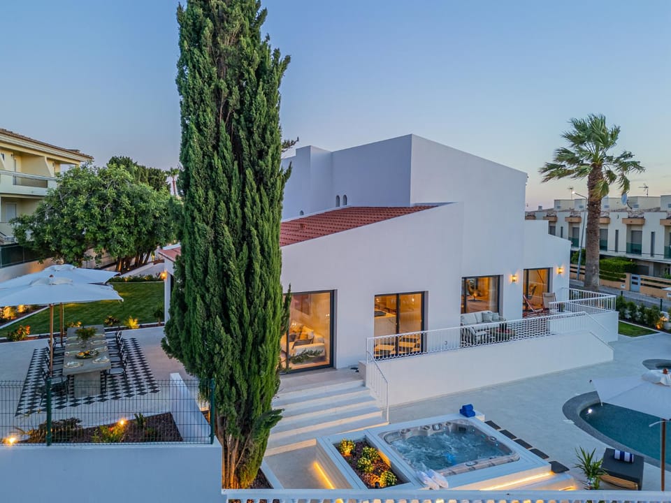 Property building, Day, Pool view, Swimming pool, sunbed